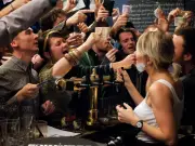Poll: Brits prefer queuing for pints over traditional bar service