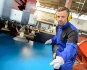 UK pay growth slows to 3.9% as Iran war costs hit firms