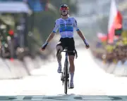 Vollering snatches yellow jersey with dramatic Tour de France Femmes stage eight win