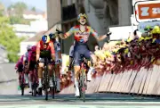 Wiebes wins Tour de France Femmes opener, takes yellow jersey