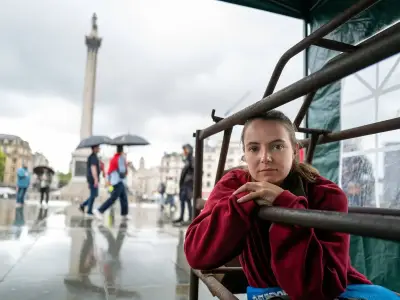 Activist Lives in Pig Crate in Trafalgar Square for 3 Weeks