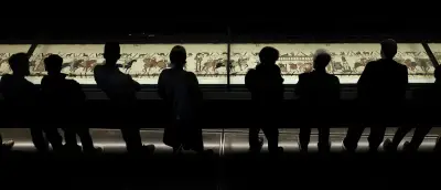 Bayeux Tapestry Debuts at British Museum in Daily Photo Roundup