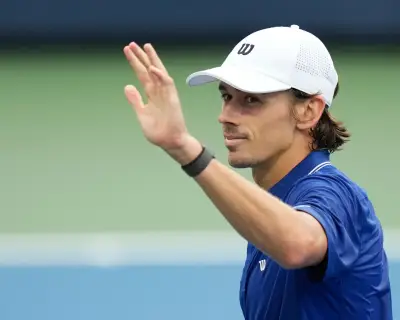 De Minaur finally wins US Open opener amid rain delays