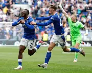 Maitland-Niles stunner rescues late point for Everton against Manchester United