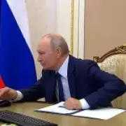 Putin mocked for struggling with computer while casting online vote