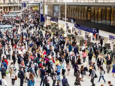 Waterloo chaos as police incident shuts Woking-Brookwood rail lines